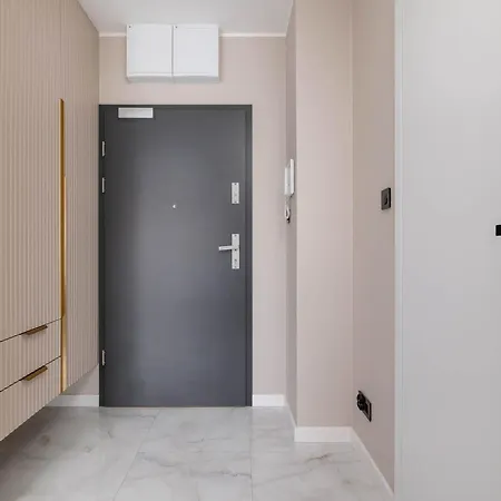 Prestizowy Parking I Biurko Do Pracy By Renters Daire Krakow
